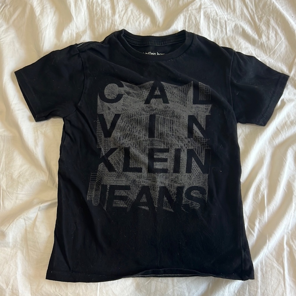 Calvin Klein boys black shirt sleeve t shirt size 4